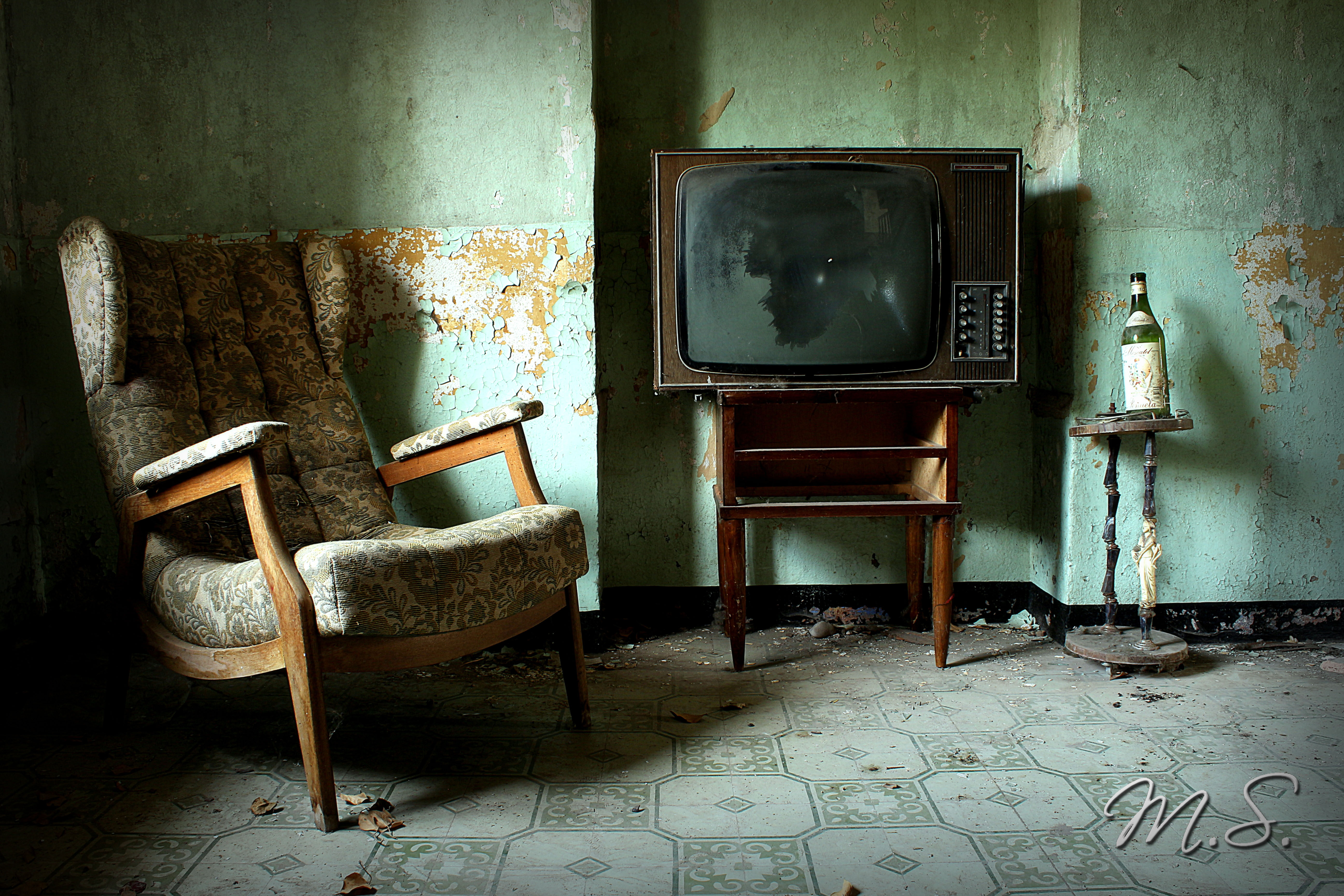 sillón y teles abandonadas